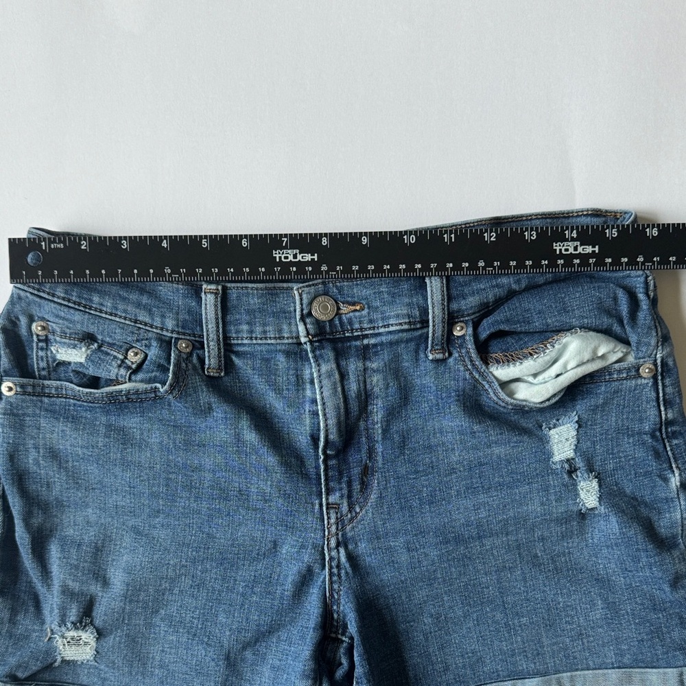 Women’s Levi’s Mid Length Distressed Denim Shorts Size 31 - Picture 3 of 8